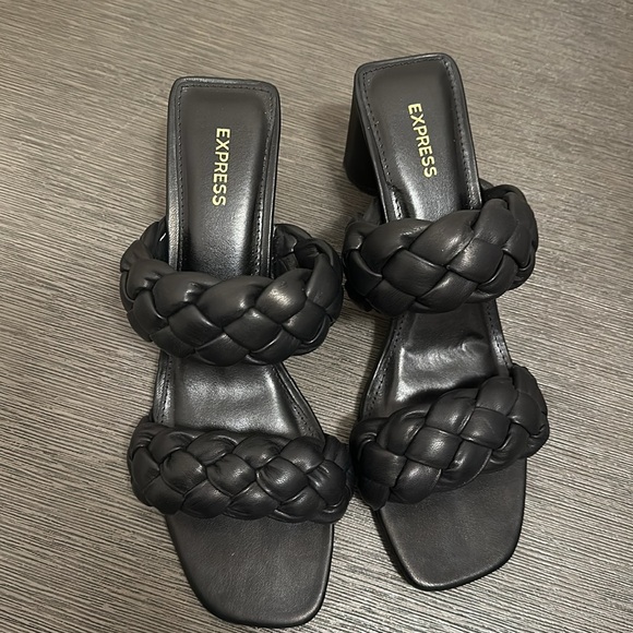 Black High heels - Picture 2 of 3